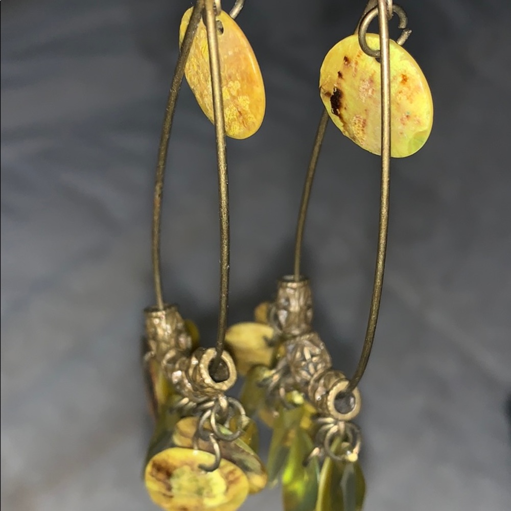 Metal w Shell Dangling Earringd - Picture 5 of 6